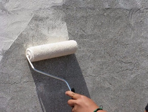 нанесение грунтовки на бетон